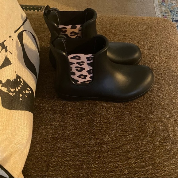 Crocs Women’s Freesail Chelsea Boots. Leopard/ Black High Top Rain. - Picture 5 of 5
